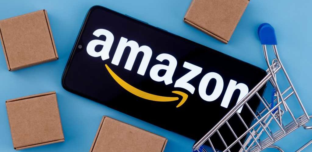 Amazon Einkaufwagen und vier braune Pakete vor hellblauem Hintergrund