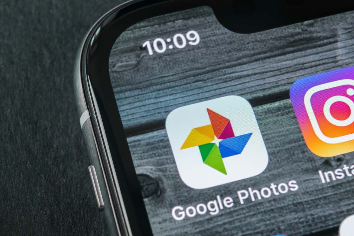 Sankt-Petersburg, Russia, April 11, 2018: Google Photos plus application icon on Apple iPhone X screen close-up. Google plus Photos icon. Google photos application. Social media network - Online Tech Tips How to Add Known Faces to Google Photos for Easy Searching image 1