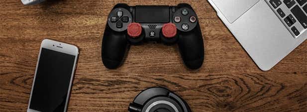 ps4-controller-with-mobiles-featured - Online Tech Tips How To Connect a PS4 Controller To An iPhone, iPad Or Android Device image