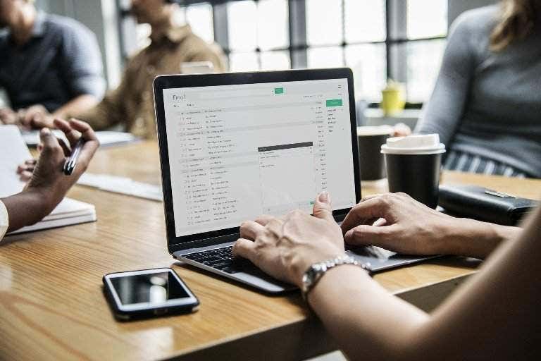 sync-outlook-contacts-featured-image-1 - Online Tech Tips How To Sync Outlook Contacts With Android, iPhone, Gmail & More image