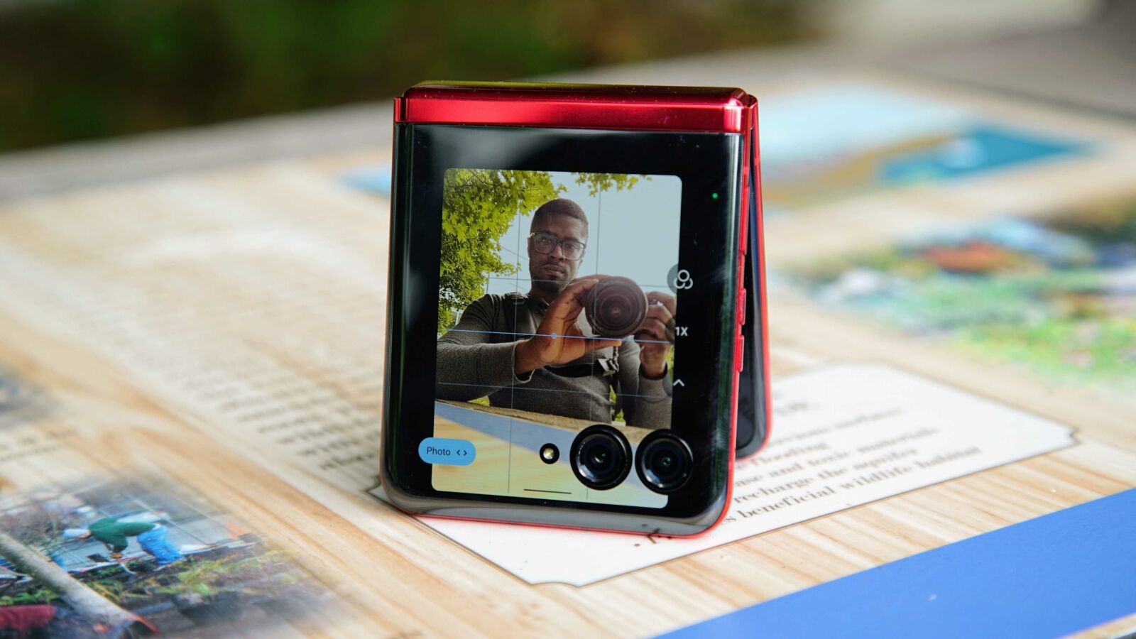 Camera viewfinder on the Razr Plus cover screen